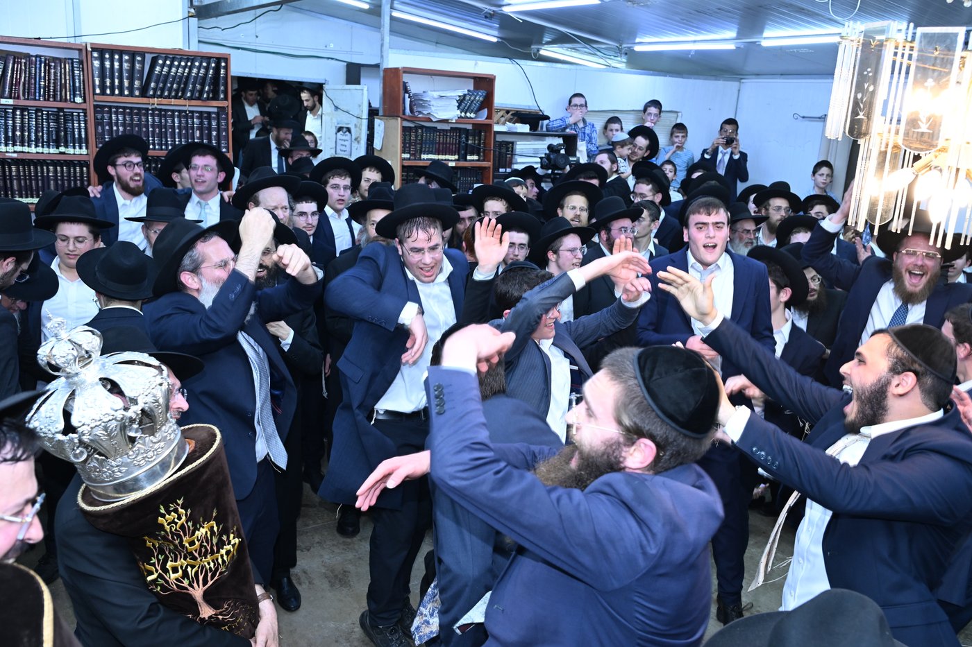 הכנסת ס"ת לישיבת בית אשר