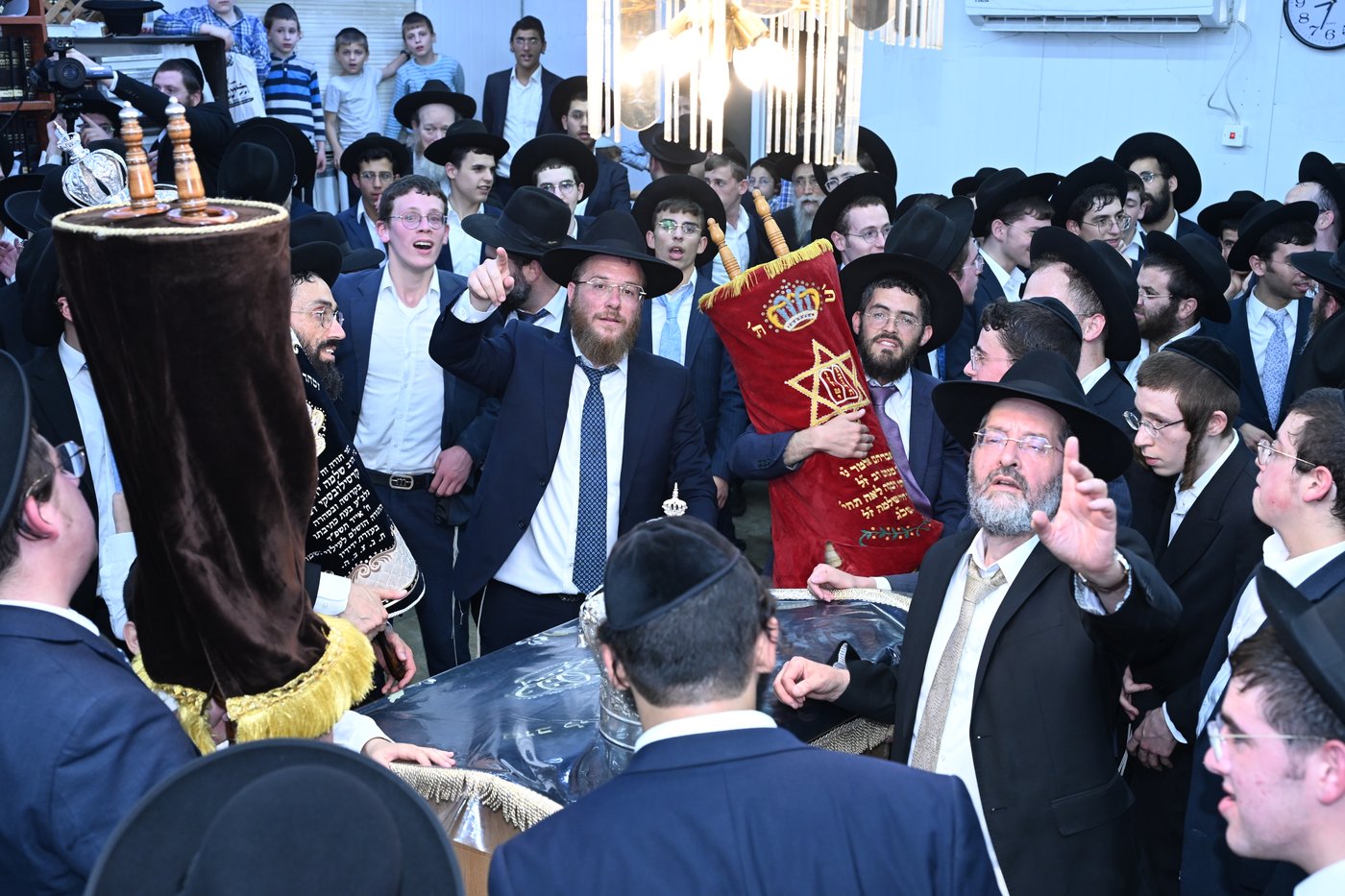 הכנסת ס"ת לישיבת בית אשר