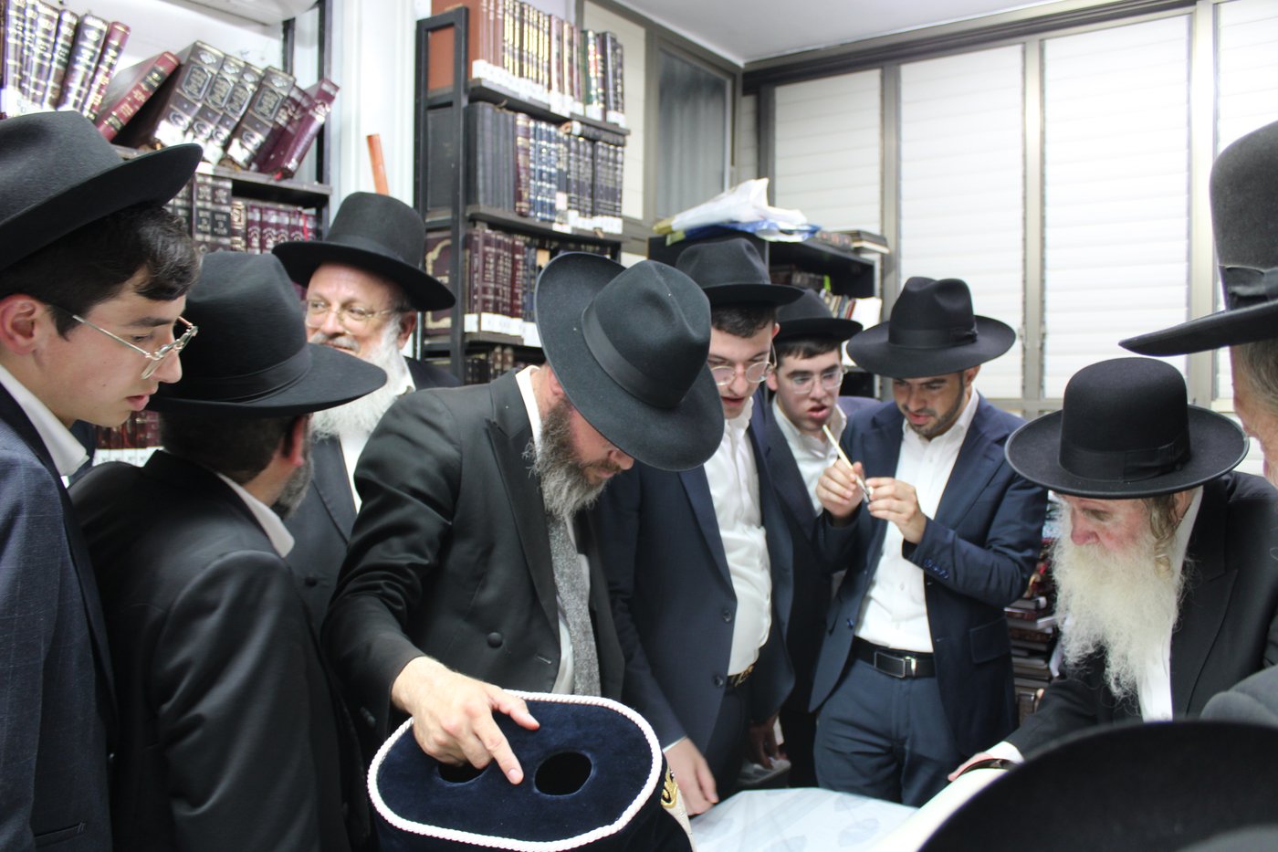 הכנסת ס"ת לישיבת בית אשר