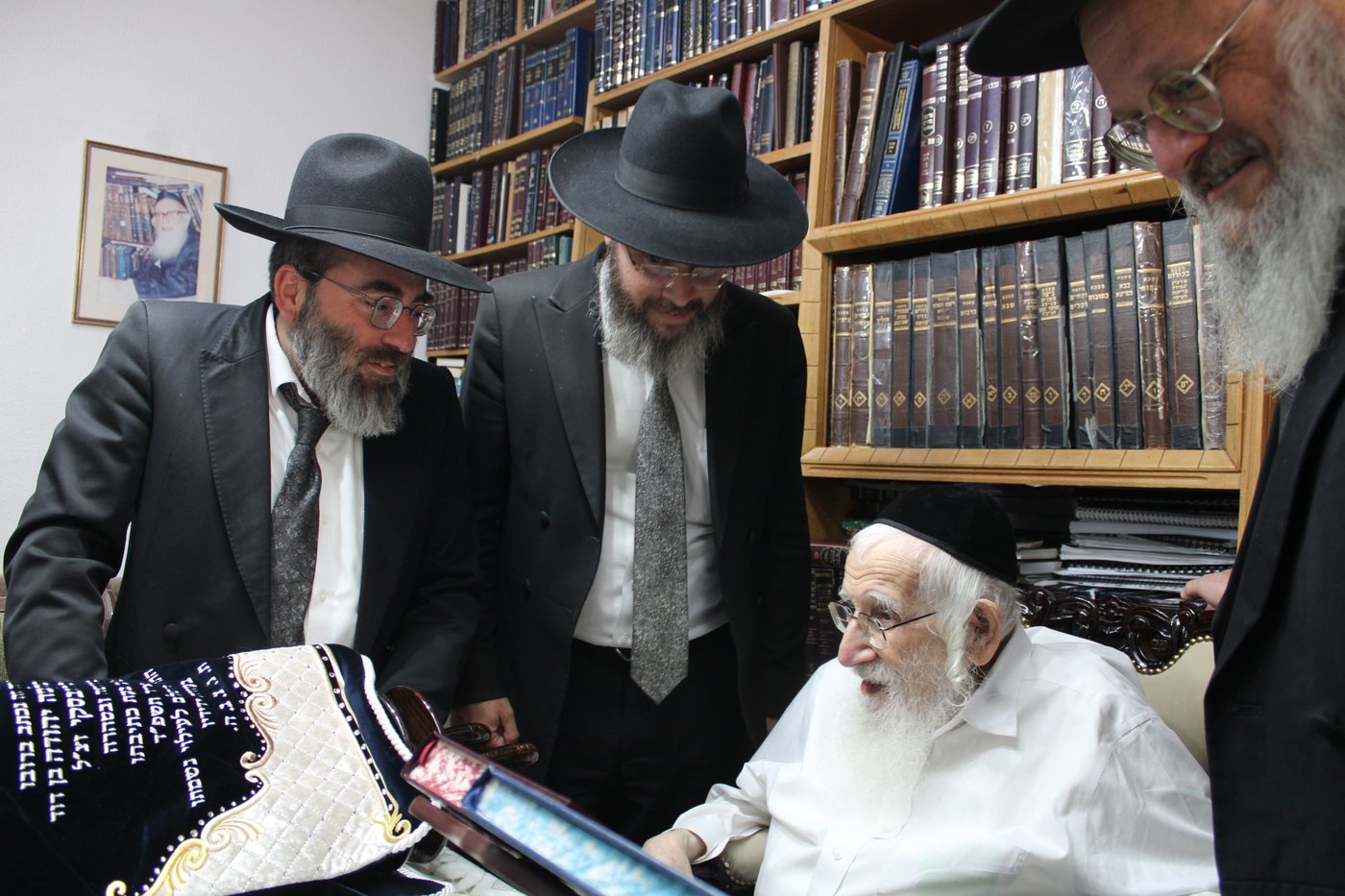 הכנסת ס"ת לישיבת בית אשר