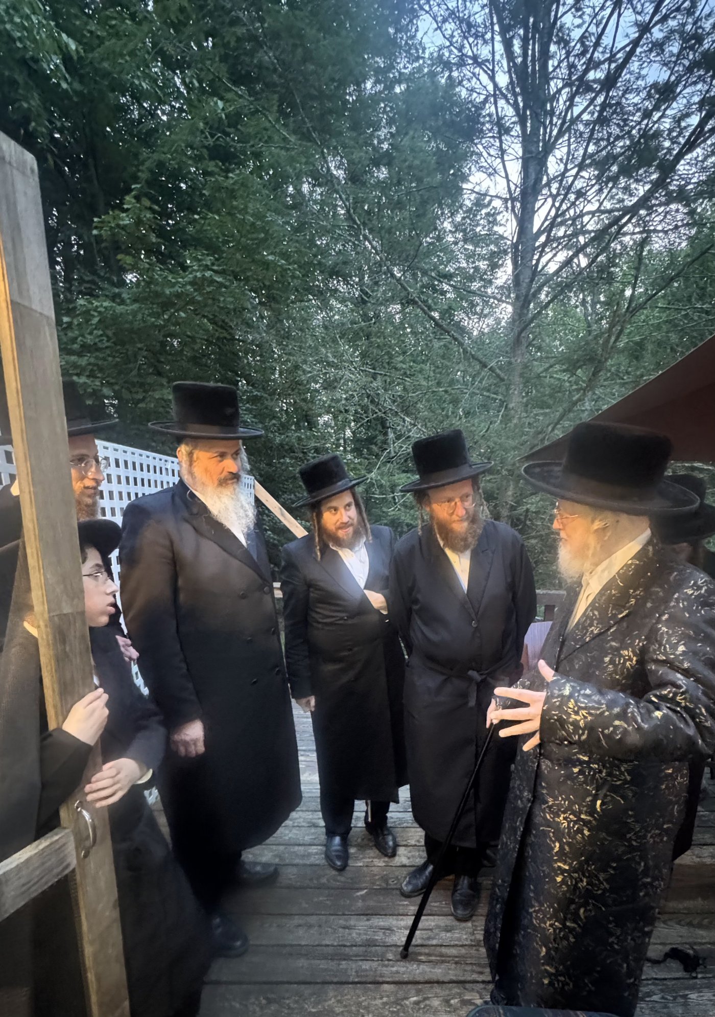 האדמו״ר ממונקאטש בביקור במחנה חיים ושלום