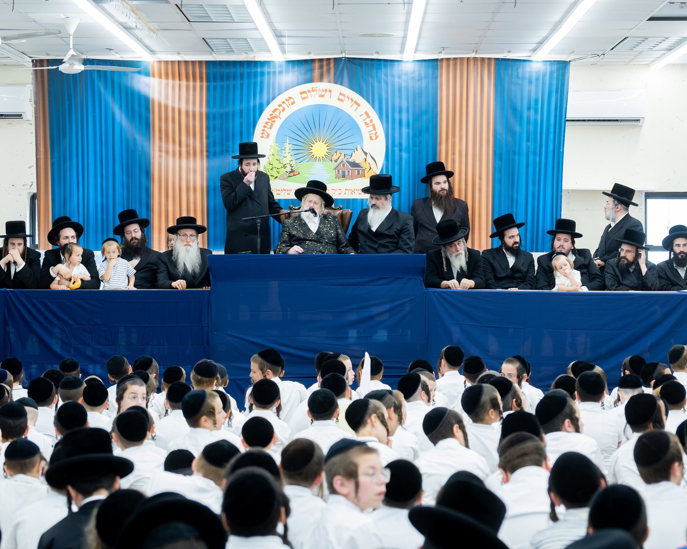 האדמו״ר ממונקאטש בביקור במחנה חיים ושלום