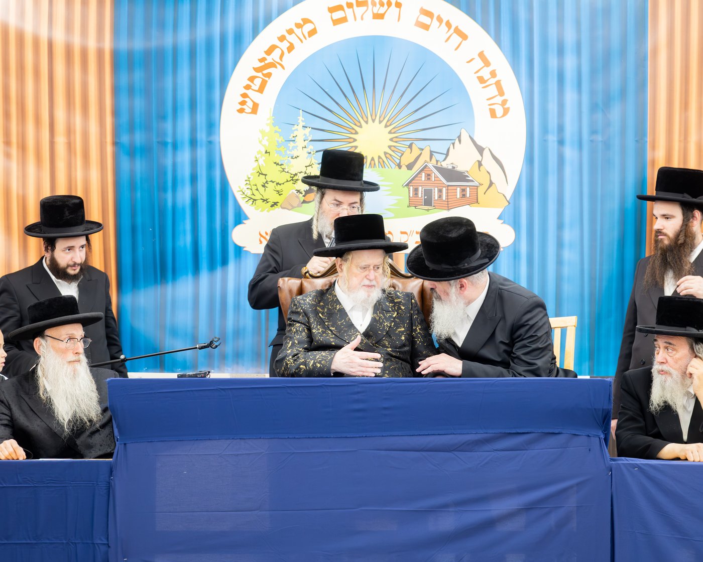 האדמו״ר ממונקאטש בביקור במחנה חיים ושלום