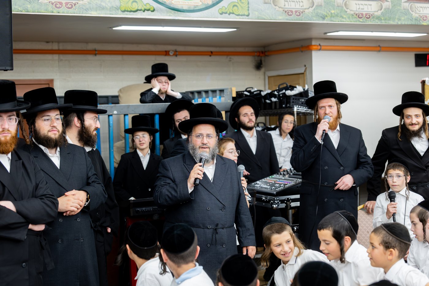 האדמו״ר ממונקאטש בביקור במחנה חיים ושלום