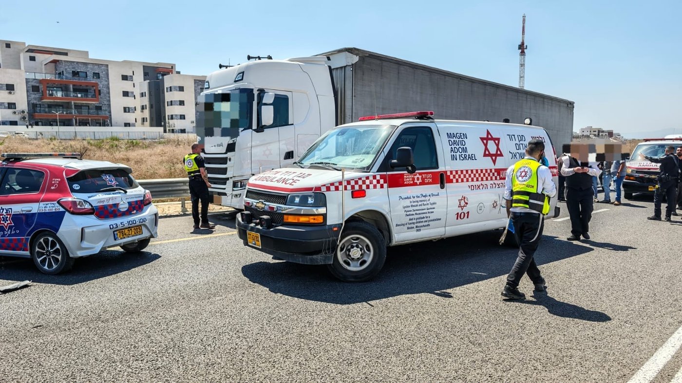 טרגדיה נוראית: ירד להחליף גלגל למשאית ונהרג מרכב חולף