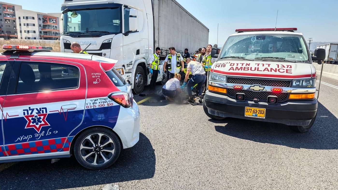 טרגדיה נוראית: ירד להחליף גלגל למשאית ונהרג מרכב חולף