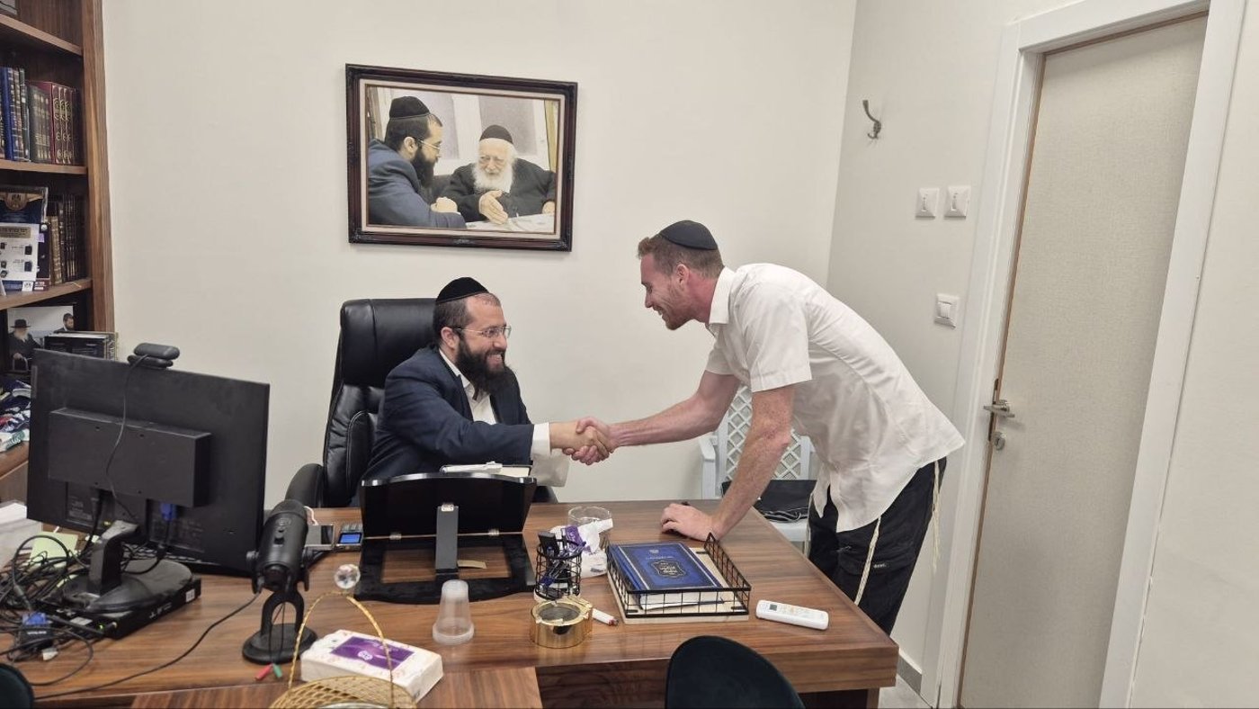המגבעת שעפה במדבר | 'זיידל'ע' עם כל הנייעס והחשיפות