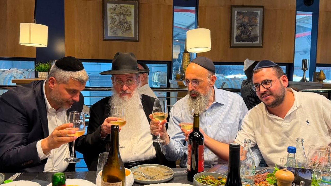 המגבעת שעפה במדבר | 'זיידל'ע' עם כל הנייעס והחשיפות