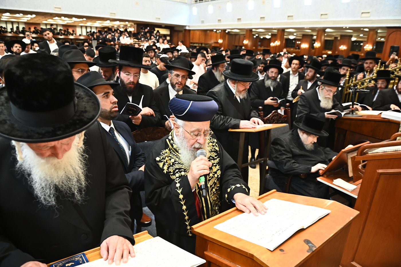 הגר"י יוסף והגרי"ד גרוסמן בסליחות בבעלזא