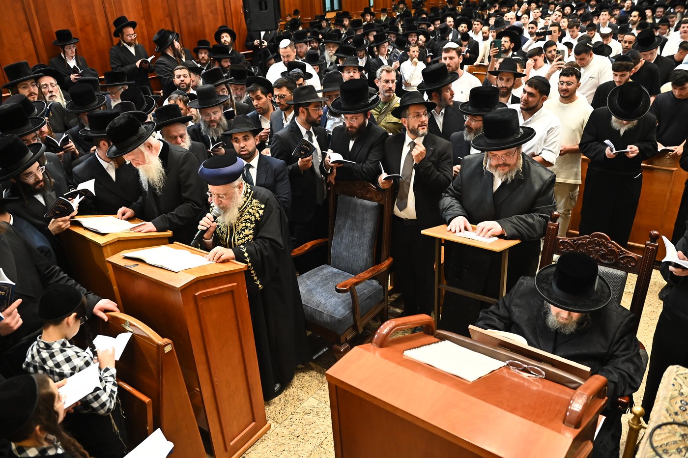 הגר"י יוסף והגרי"ד גרוסמן בסליחות בבעלזא