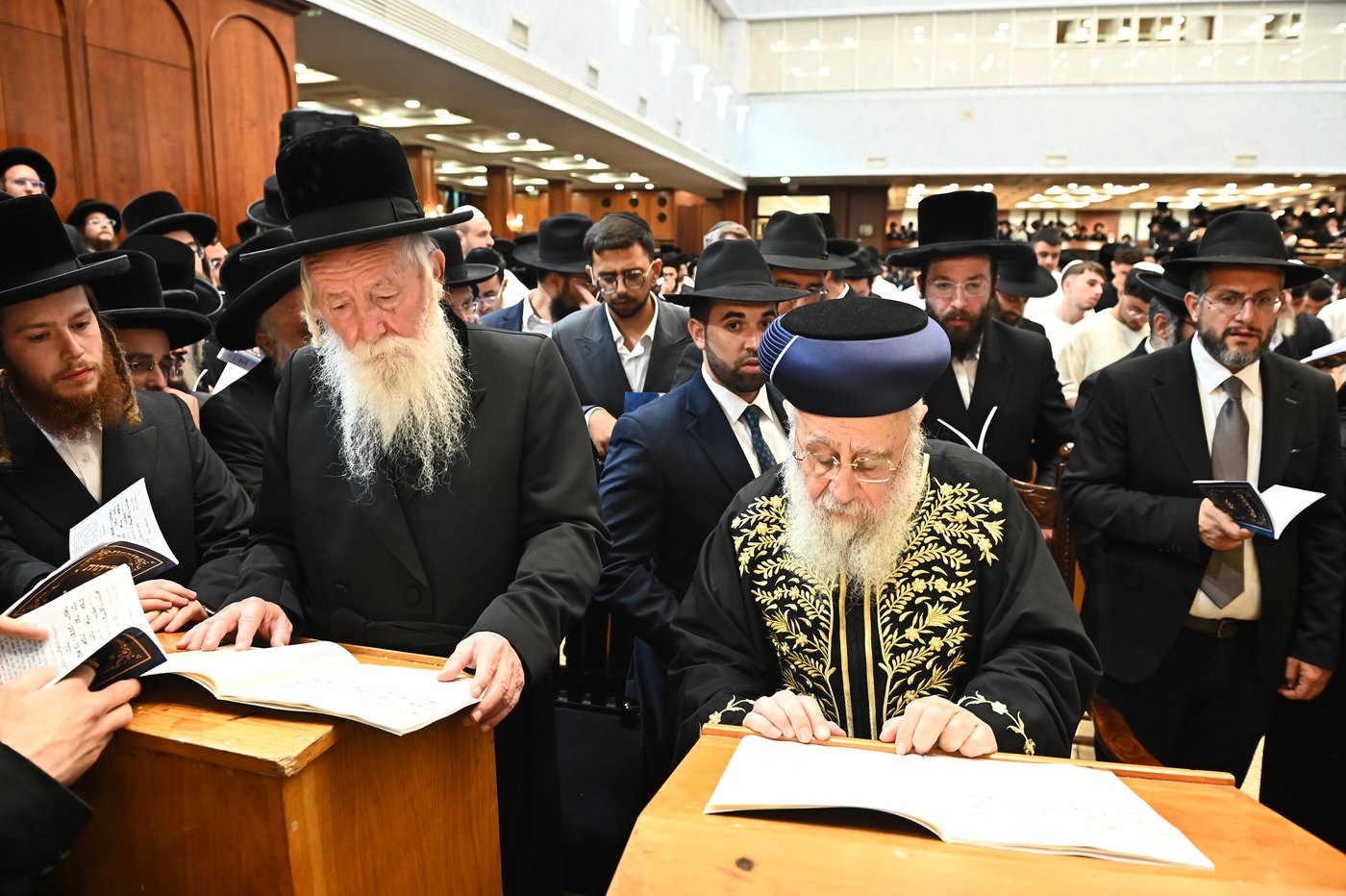 הגר"י יוסף והגרי"ד גרוסמן בסליחות בבעלזא