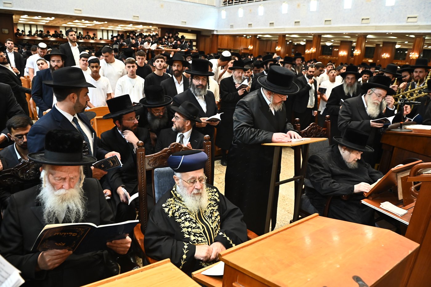 הגר"י יוסף והגרי"ד גרוסמן בסליחות בבעלזא