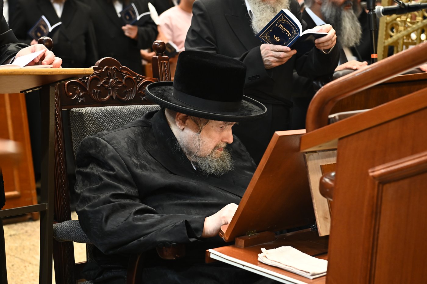 הגר"י יוסף והגרי"ד גרוסמן בסליחות בבעלזא