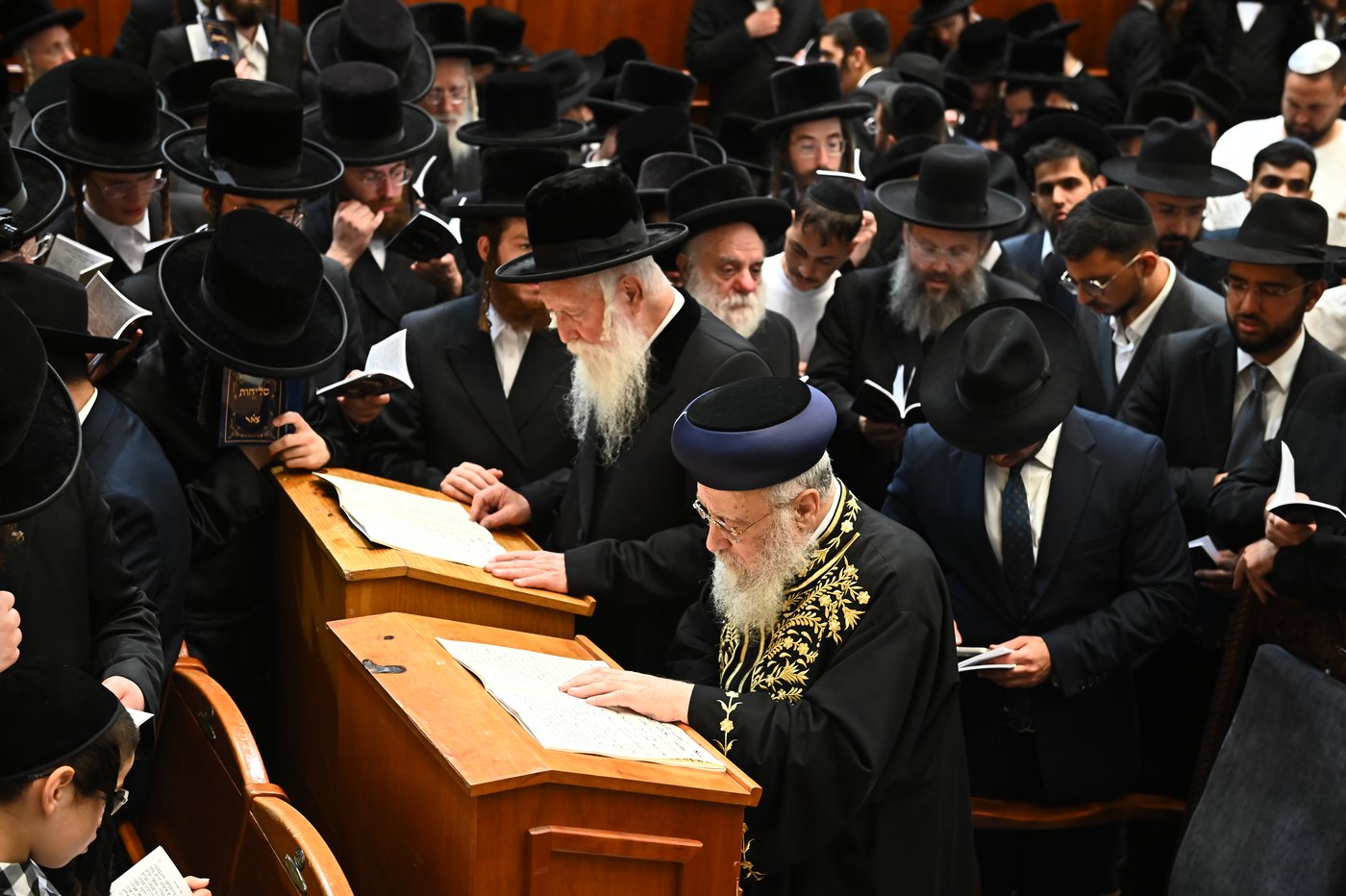 הגר"י יוסף והגרי"ד גרוסמן בסליחות בבעלזא