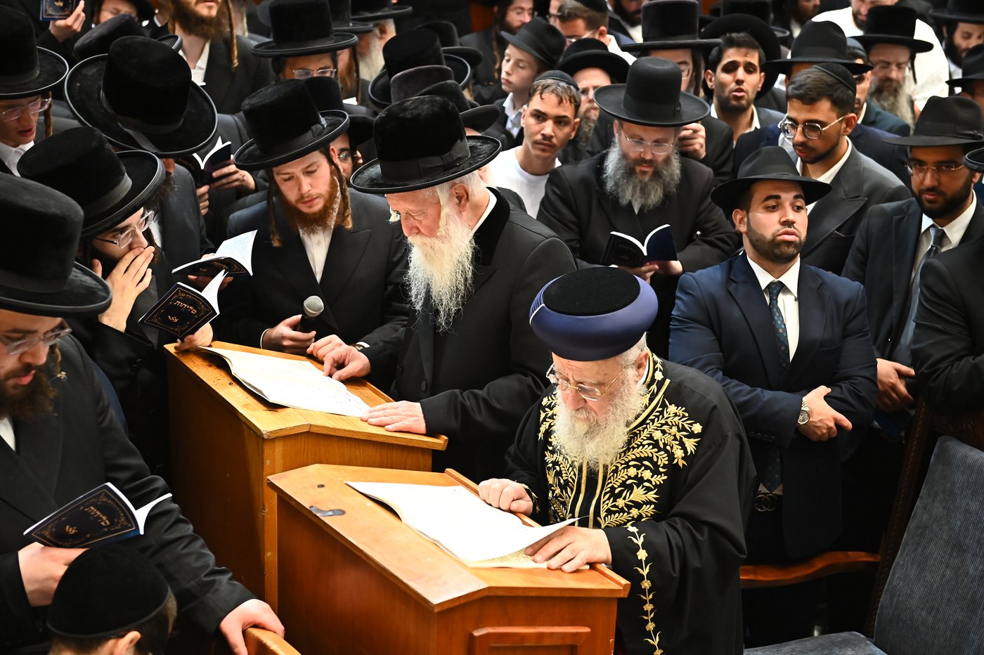הגר"י יוסף והגרי"ד גרוסמן בסליחות בבעלזא