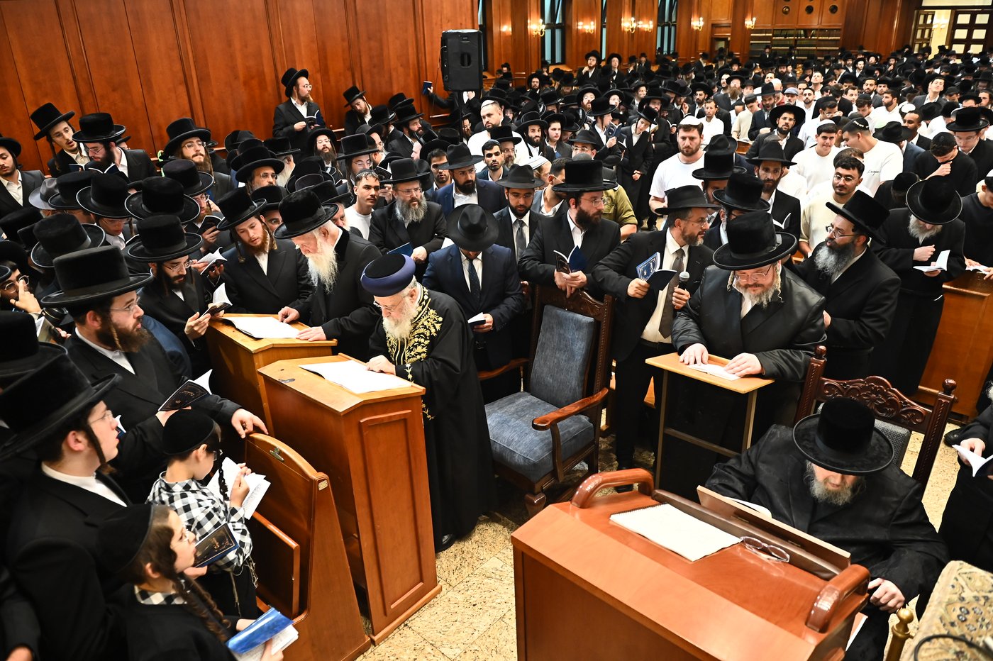 הגר"י יוסף והגרי"ד גרוסמן בסליחות בבעלזא