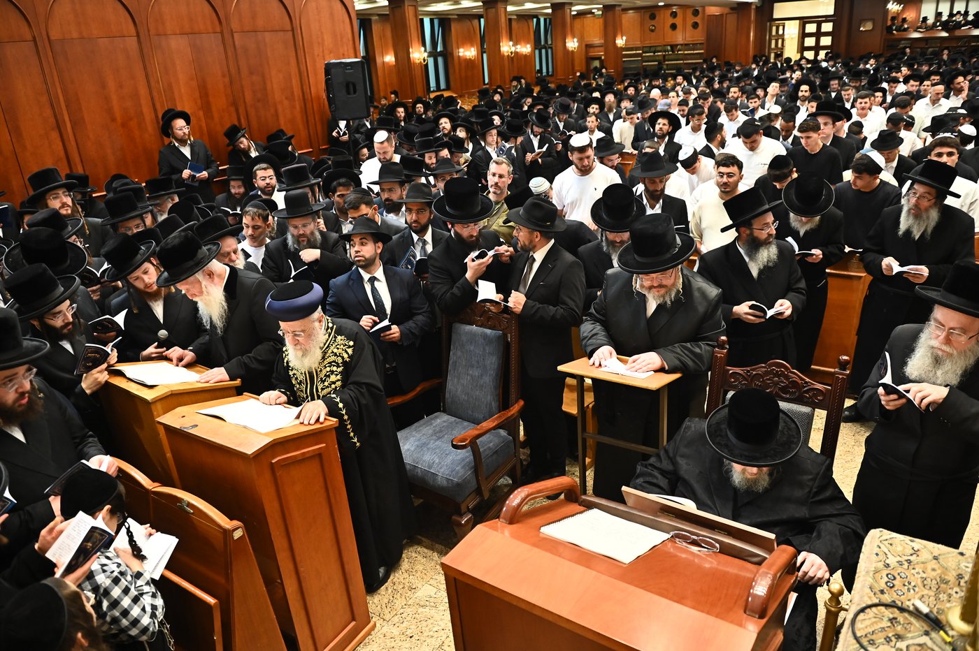 הגר"י יוסף והגרי"ד גרוסמן בסליחות בבעלזא