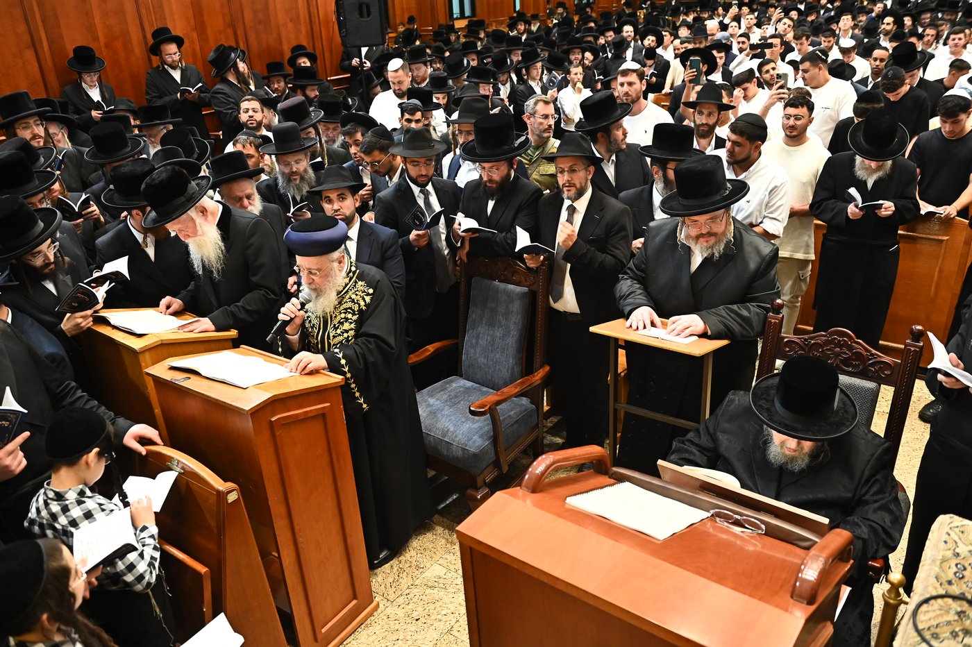 הגר"י יוסף והגרי"ד גרוסמן בסליחות בבעלזא