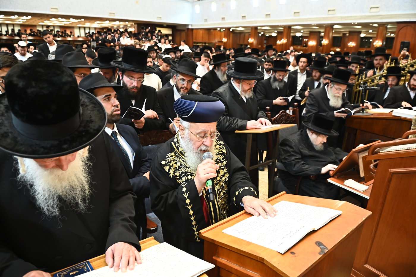 הגר"י יוסף והגרי"ד גרוסמן בסליחות בבעלזא