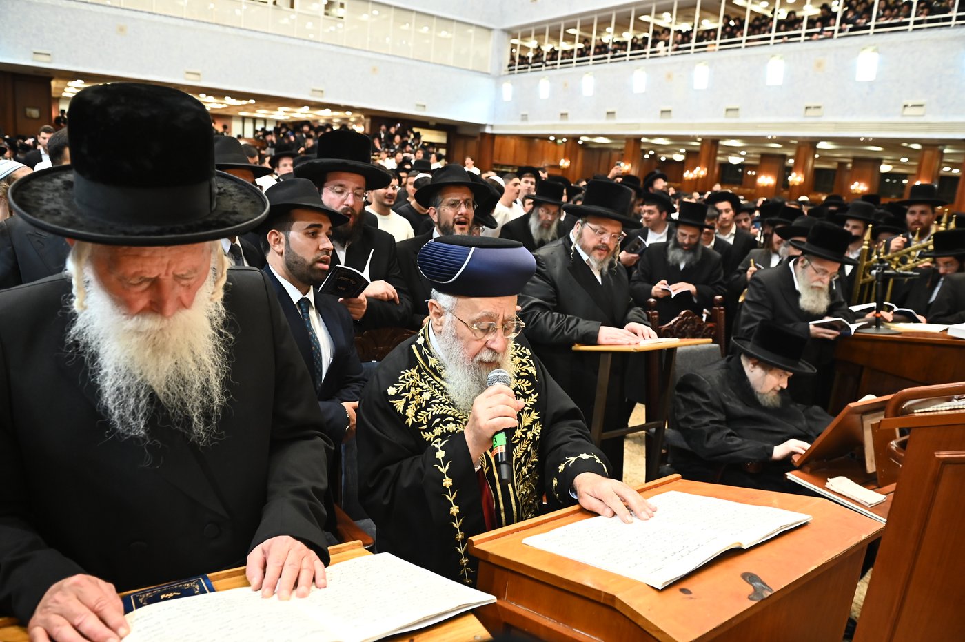 הגר"י יוסף והגרי"ד גרוסמן בסליחות בבעלזא