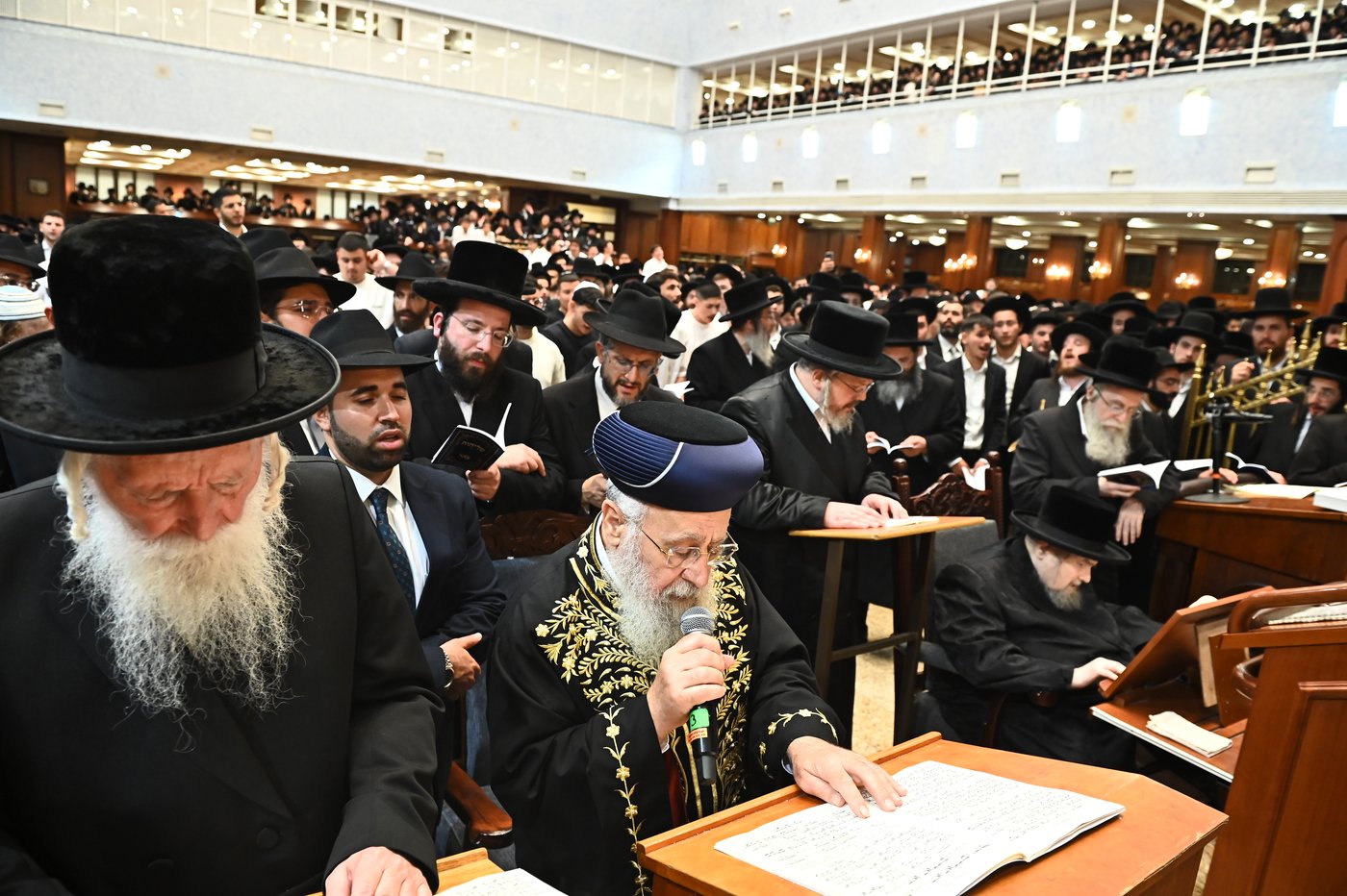 הגר"י יוסף והגרי"ד גרוסמן בסליחות בבעלזא
