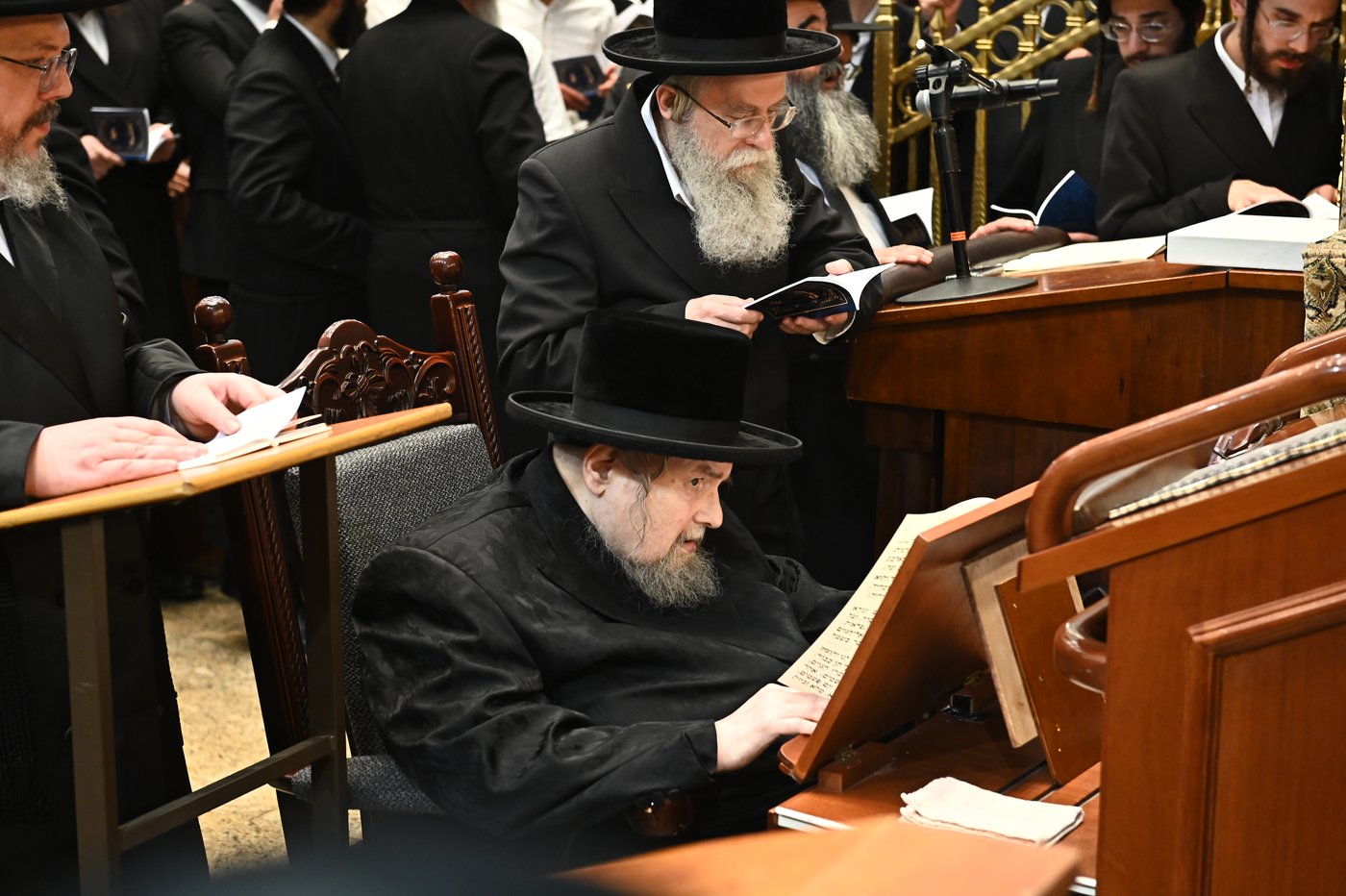 הגר"י יוסף והגרי"ד גרוסמן בסליחות בבעלזא