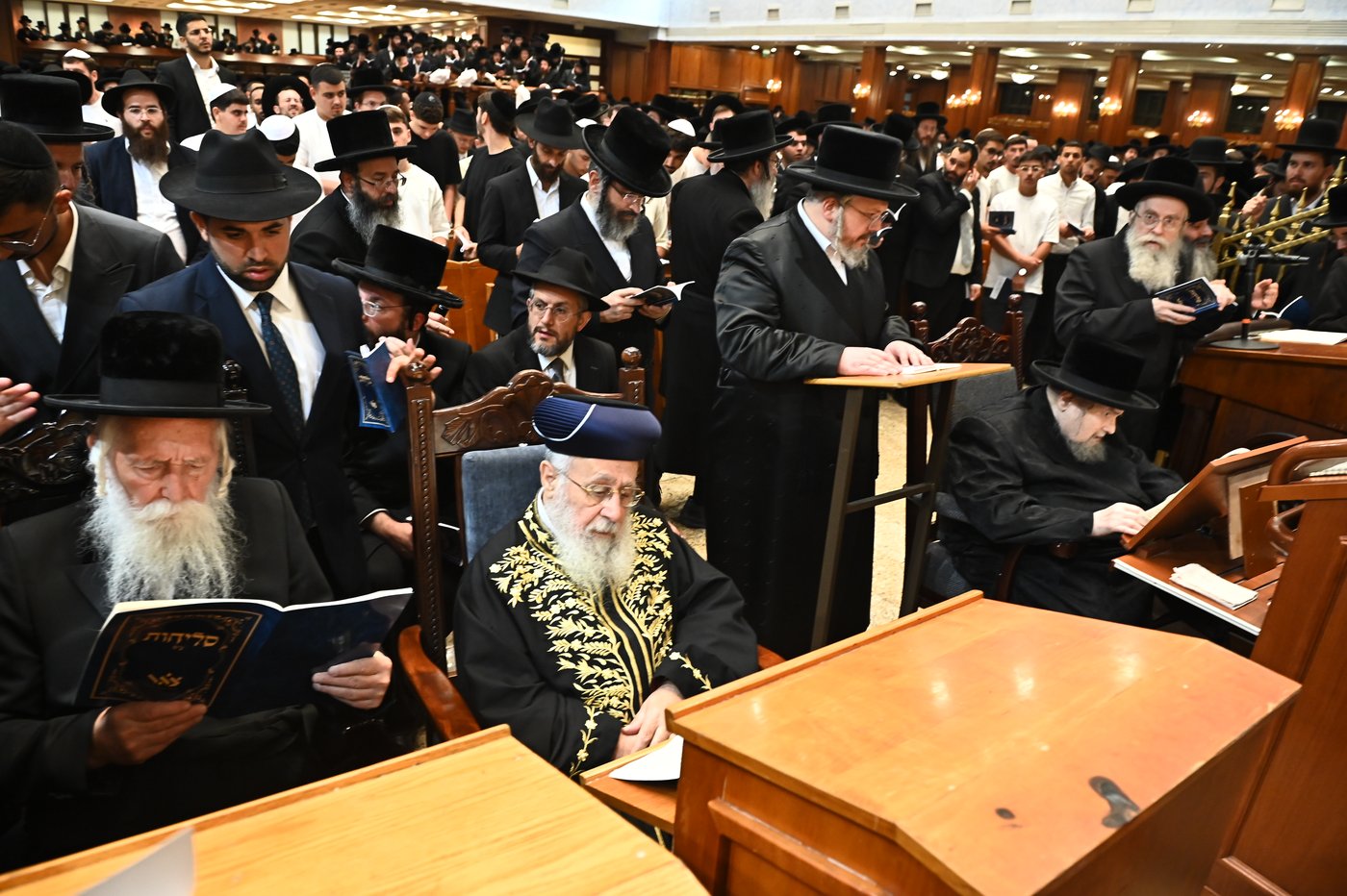 הגר"י יוסף והגרי"ד גרוסמן בסליחות בבעלזא