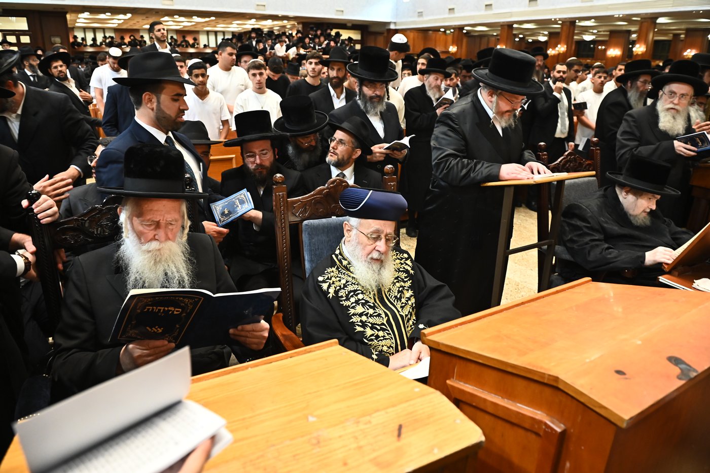 הגר"י יוסף והגרי"ד גרוסמן בסליחות בבעלזא