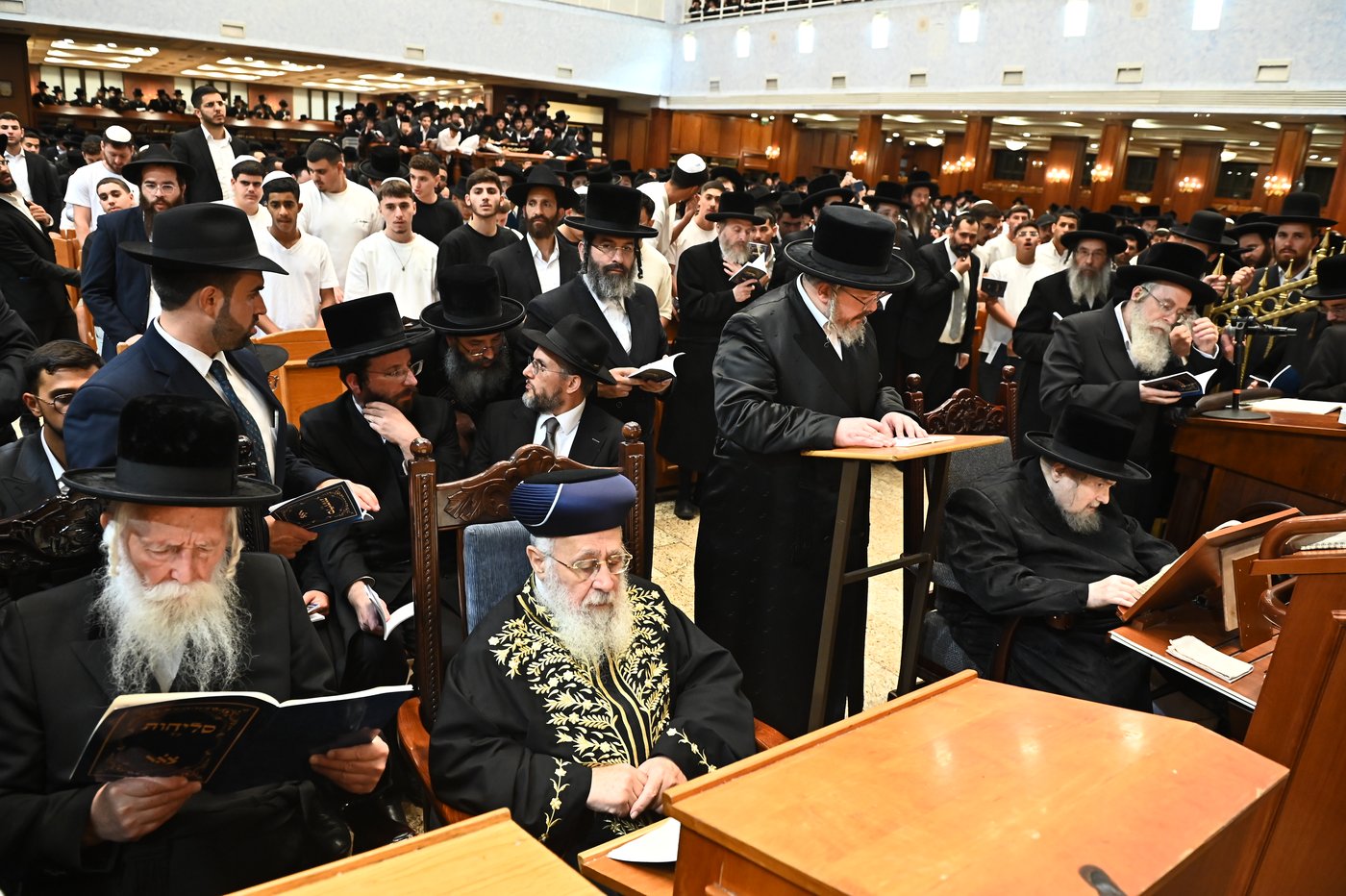 הגר"י יוסף והגרי"ד גרוסמן בסליחות בבעלזא