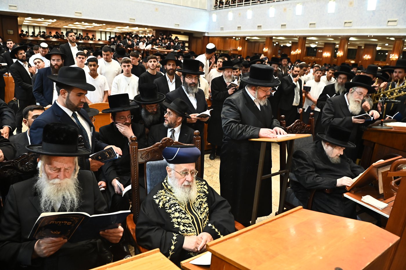הגר"י יוסף והגרי"ד גרוסמן בסליחות בבעלזא