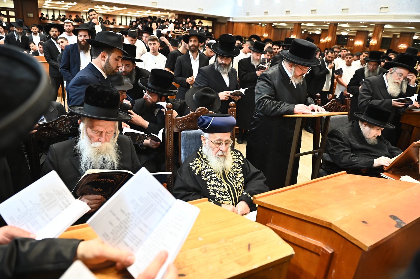הגר"י יוסף והגרי"ד גרוסמן בסליחות בבעלזא