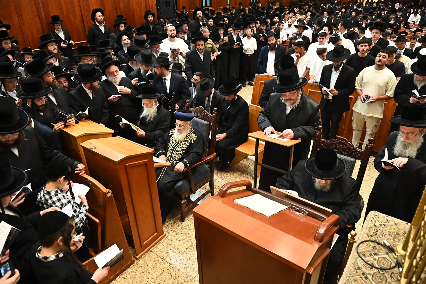 הגר"י יוסף והגרי"ד גרוסמן בסליחות בבעלזא