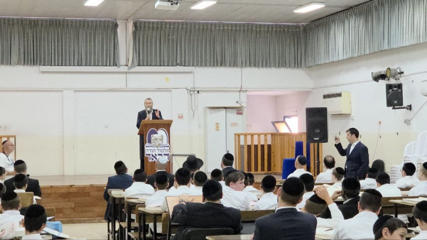 המגבעת שעפה במדבר | 'זיידל'ע' עם כל הנייעס והחשיפות