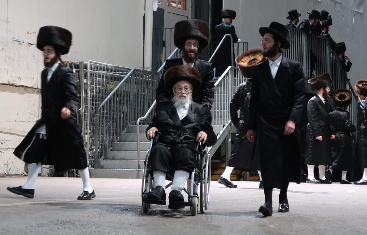 הרב אברהם וסרמן ז"ל לפני מספר שבועות לאחר סעודה שלישית