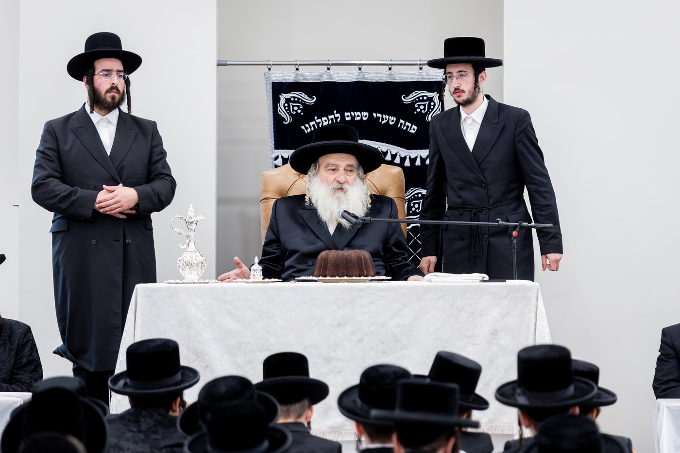 האדמו"ר מקראלי בביקור בקאנטרי