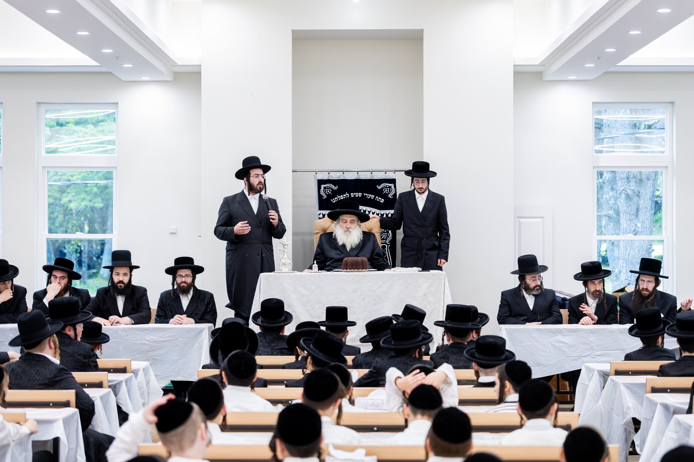 האדמו"ר מקראלי בביקור בקאנטרי