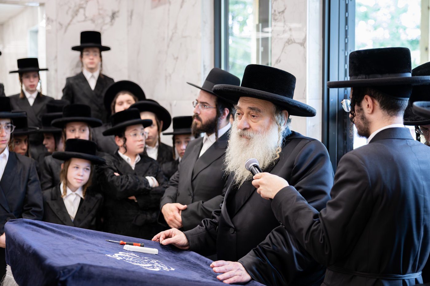 האדמו"ר מקראלי בביקור בקאנטרי