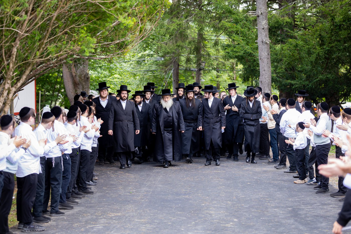 האדמו"ר מקראלי בביקור בקאנטרי
