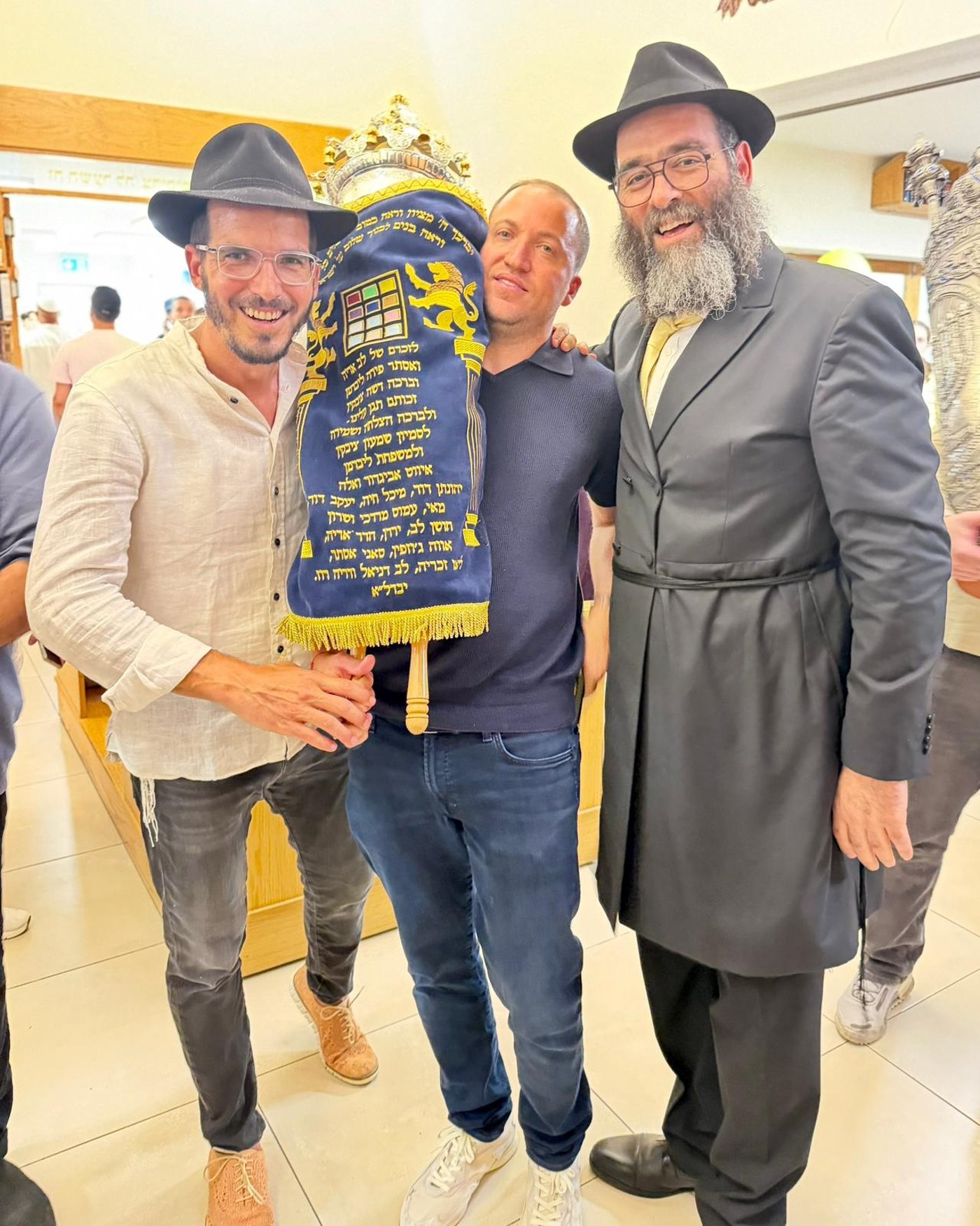 בנו של אביגדור ליברמן הכניס ספר תורה לבית חב"ד בקפריסין