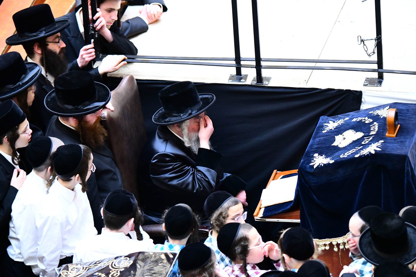 האדמו"ר מויז'ניץ מונסי בשיחה בביהמ"ד הגדול ויז'ניץ