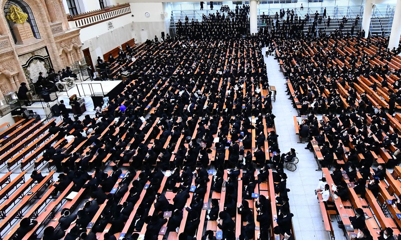 האדמו"ר מויז'ניץ מונסי בשיחה בביהמ"ד הגדול ויז'ניץ
