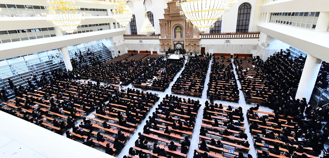 האדמו"ר מויז'ניץ מונסי בשיחה בביהמ"ד הגדול ויז'ניץ