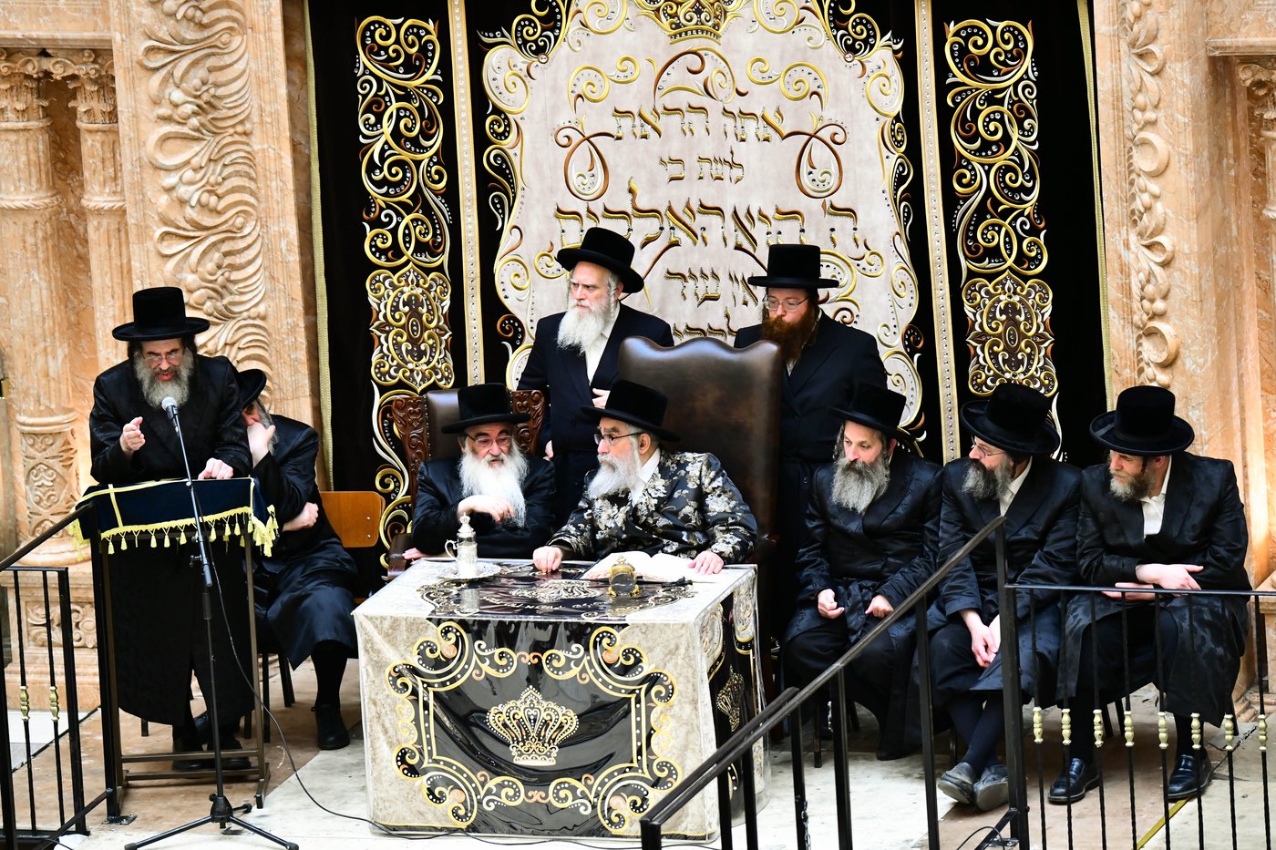האדמו"ר מויז'ניץ מונסי בשיחה בביהמ"ד הגדול ויז'ניץ