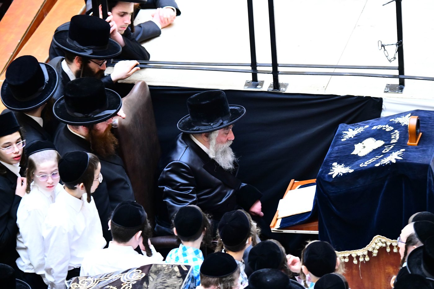 האדמו"ר מויז'ניץ מונסי בשיחה בביהמ"ד הגדול ויז'ניץ