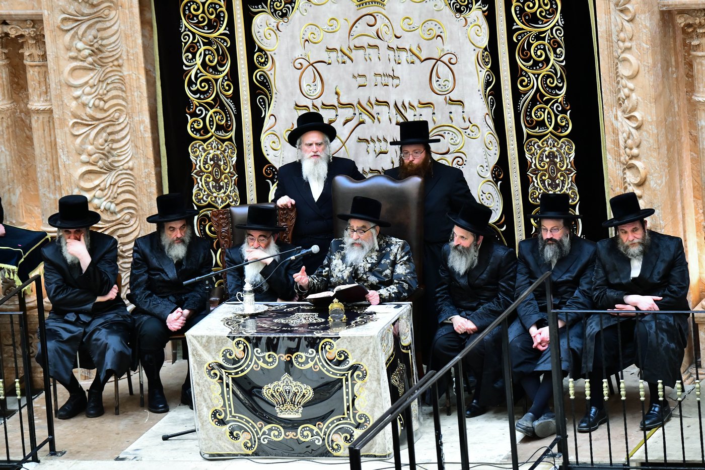 האדמו"ר מויז'ניץ מונסי בשיחה בביהמ"ד הגדול ויז'ניץ