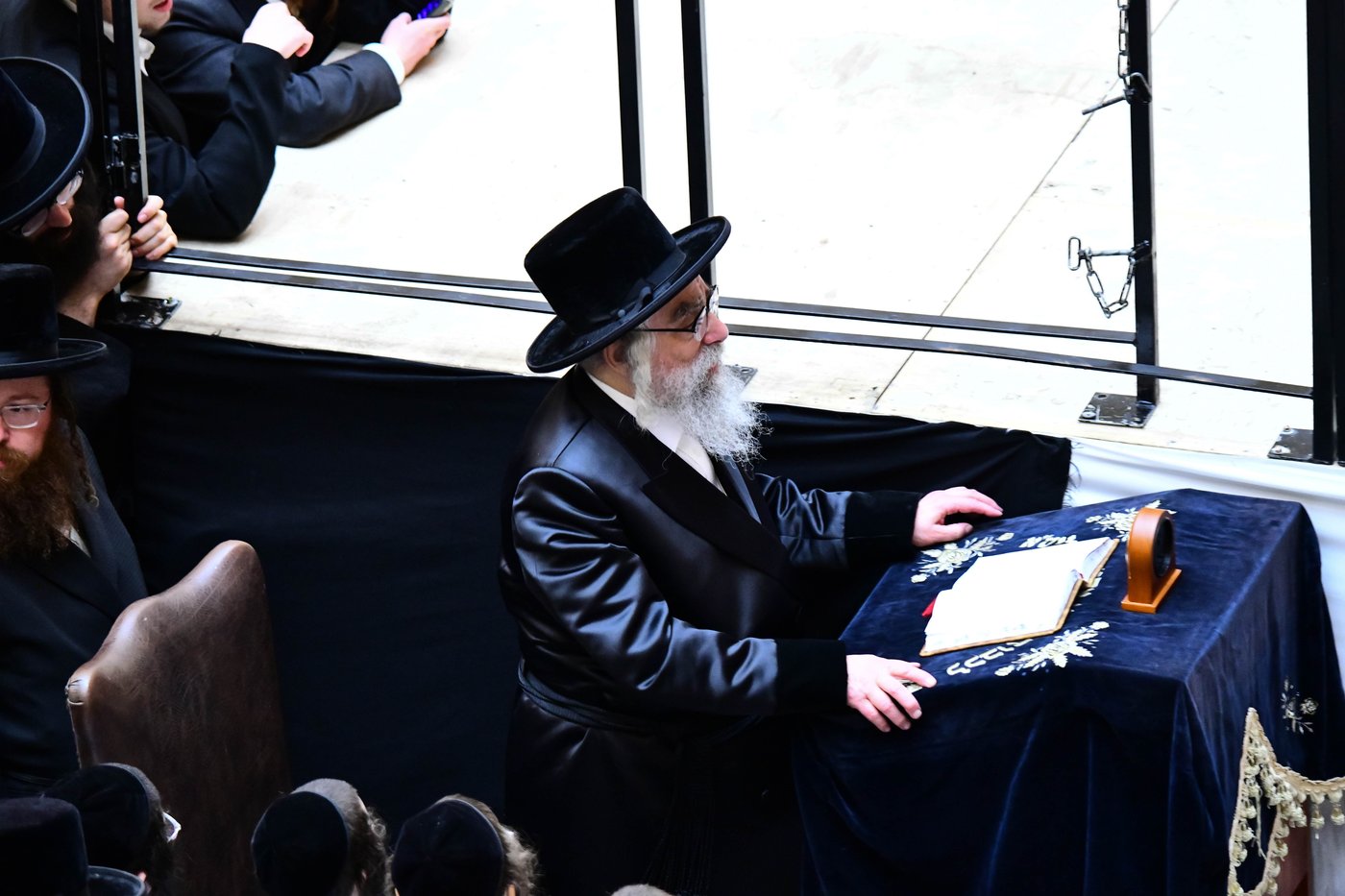 האדמו"ר מויז'ניץ מונסי בשיחה בביהמ"ד הגדול ויז'ניץ