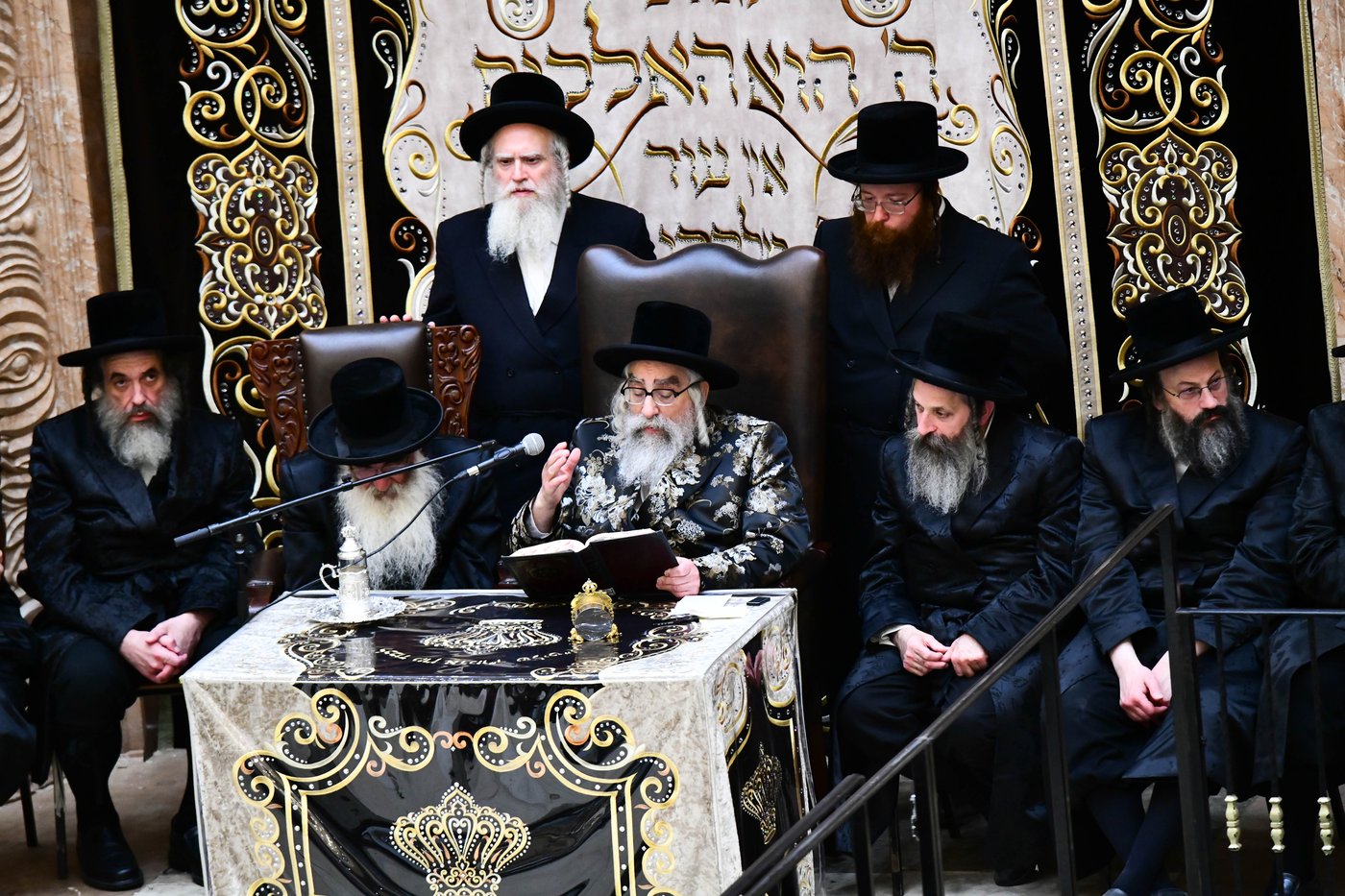 האדמו"ר מויז'ניץ מונסי בשיחה בביהמ"ד הגדול ויז'ניץ