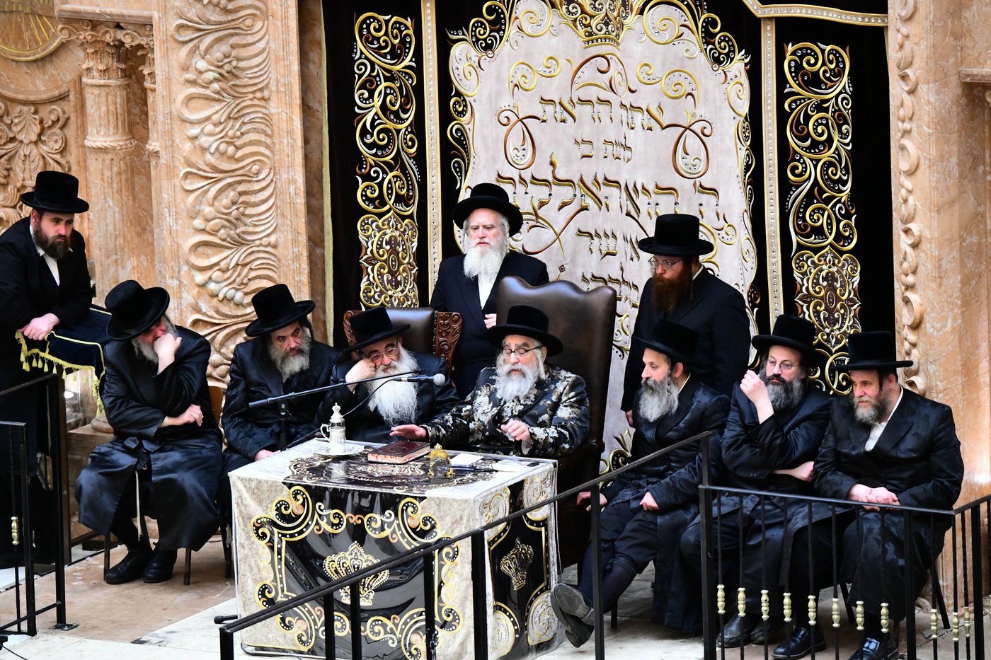 האדמו"ר מויז'ניץ מונסי בשיחה בביהמ"ד הגדול ויז'ניץ