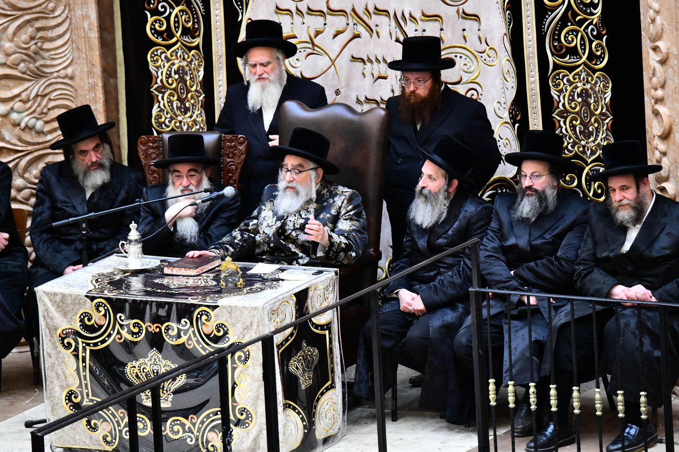 האדמו"ר מויז'ניץ מונסי בשיחה בביהמ"ד הגדול ויז'ניץ