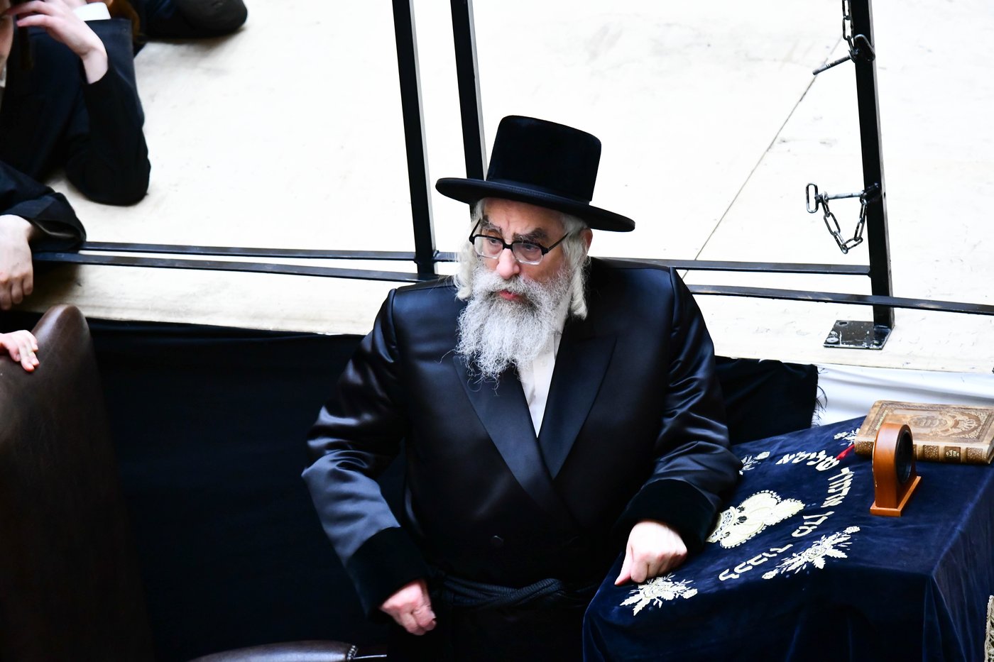 האדמו"ר מויז'ניץ מונסי בשיחה בביהמ"ד הגדול ויז'ניץ